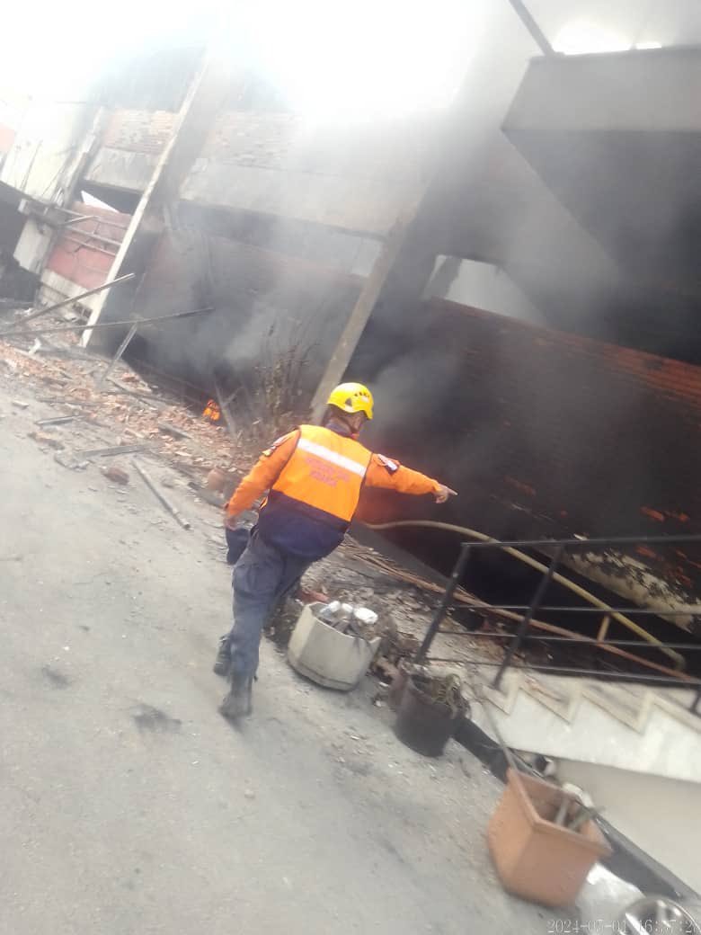 #1May | Cinco bomberos resultaron heridos luego de una deflagración que se produjo en el edificio de la Zona Industrial de Los Ruices, en Miranda, la tarde de este miércoles. Los funcionarios fueron trasladados al Hospital Dr. Domingo Luciani, en Caracas, para ser atendidos por…