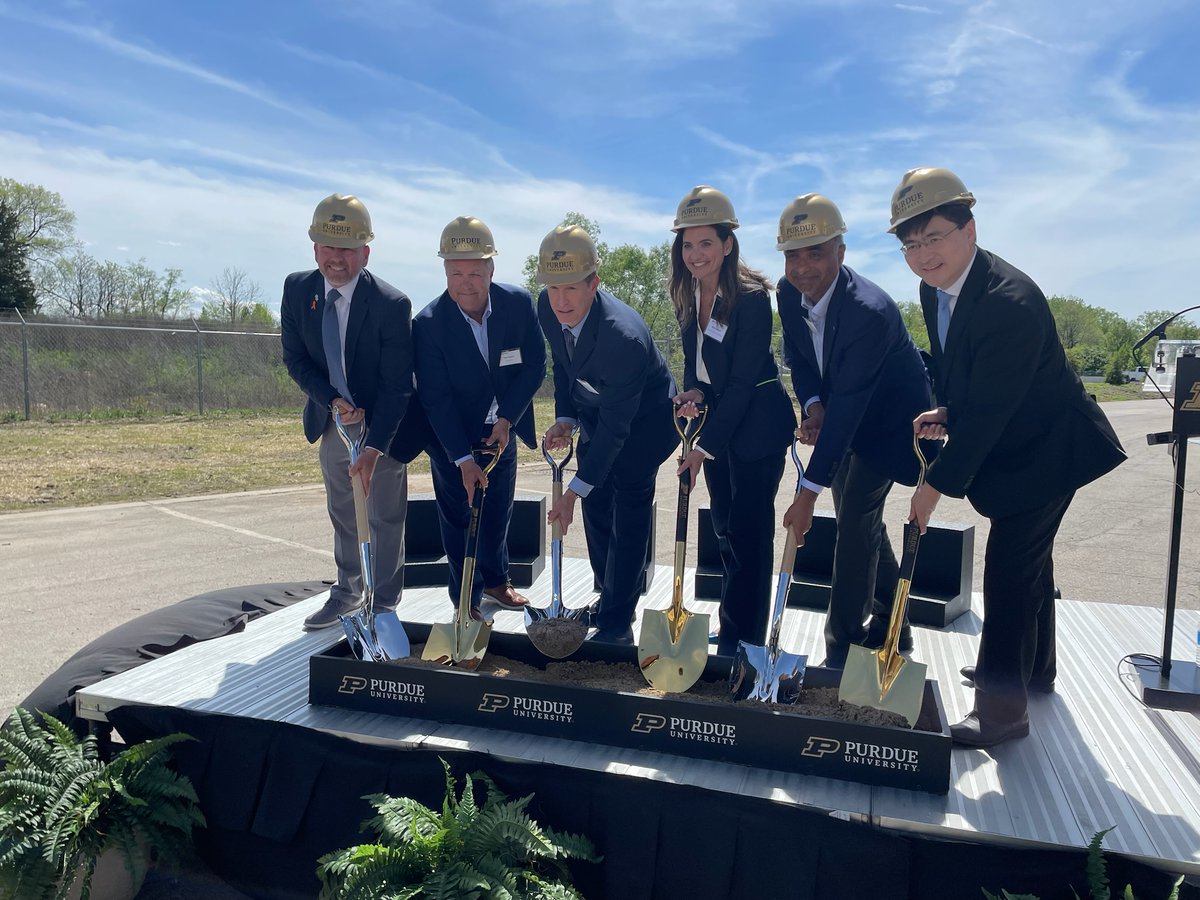 @INDOT Commissioner Mike Smith, @LifeAtPurdue Pres. Mung Chiang and @Cummins held a ceremony to mark the start of construction on a first-of-its-kind segment of roadway designed to charge electric heavy-duty vehicles at highway speeds.🚛⚡️ For more: ⬇ lnks.gd/2/2vRpXd3