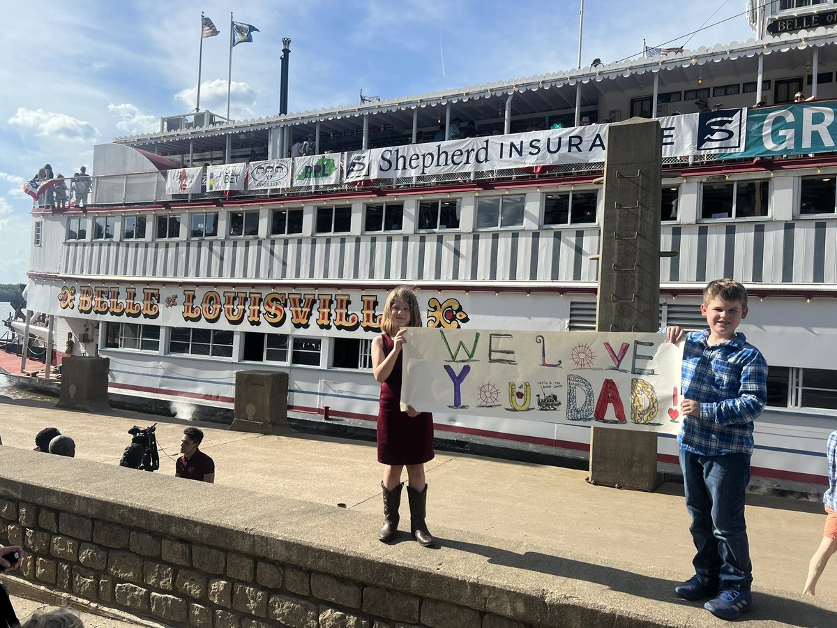 The family of Captain Doty of the Belle of Louisville are out to cheer him on! We’re live from the 4th street wharf covering one of the Derby Festivals oldest traditions. The Belle of Louisville is looking for its 5th straight win in the Great Steamboat Race! 🚢 @WLKY