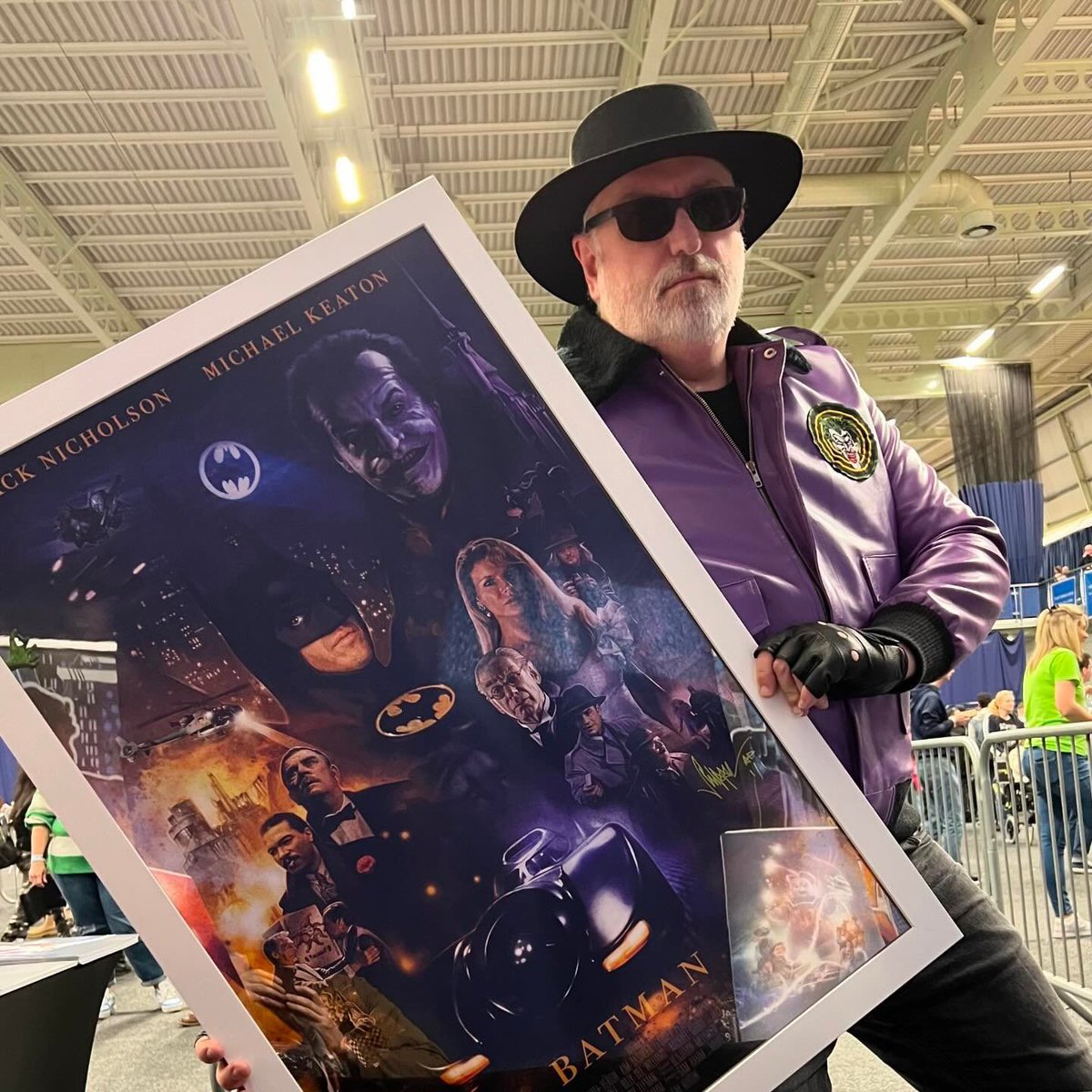 Only 22 hours left to bid before Bob the Goon Steals it!! #Batman89 #Poster #CharityAuction jumblebee.co.uk/paulshipper  #ItsForCharity @DerianHouse @BatmanNotes @Batman @Batman89Returns @TheAnimatedBat @balletbat1989 @MichaelKeaton @MichaelUslan