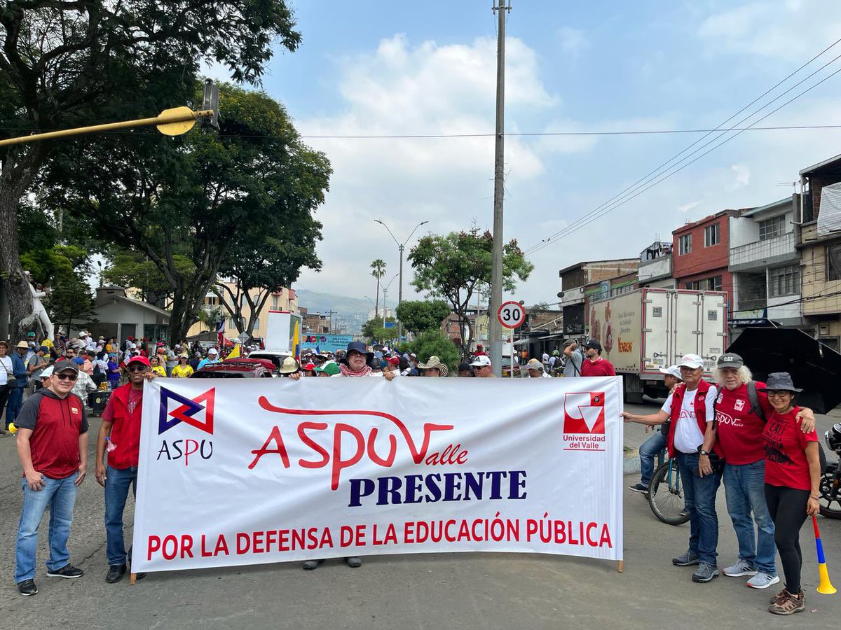 Desde diferentes ciudades las y los profes defendimos por lo que votamos en las urnas ¡Por el Cambio en las calles! 🔵🔴 La jornada del día de hoy nos demuestra que no somos unos pocos… somos MUCHOS los que defendemos las Reformas Sociales🇨🇴 #1DeMayo del 2024