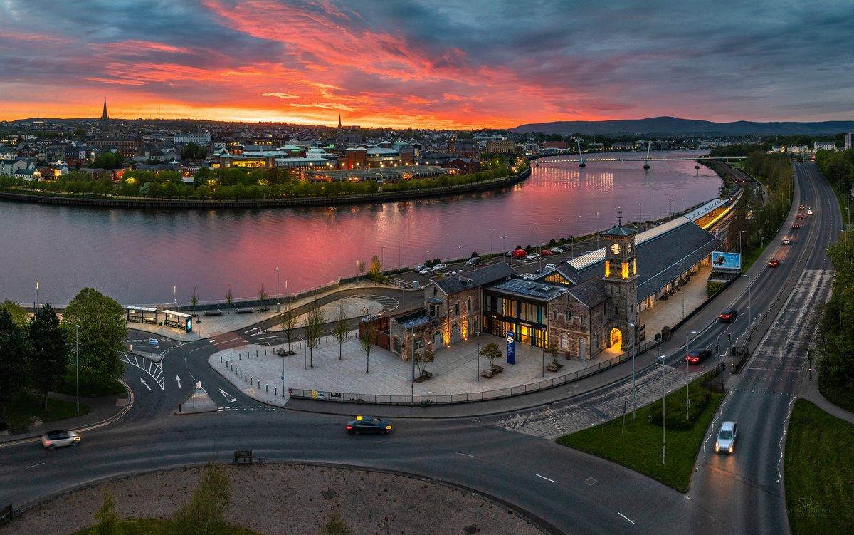 Today's sunset over the city - wowsers!
And I was about to pack when suddenly the sky lit up beautifully! One of the best sunsets I've ever seen 😍

@Derryvisitor 
@DiscoverNI 
@dcsdcouncil