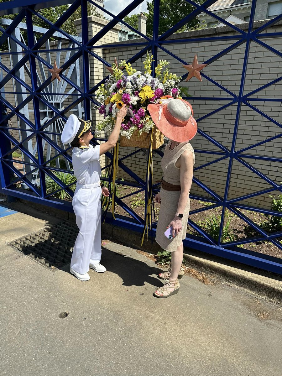 🌸 Happy #MayDay! floral arrangements appear all over Annapolis on May 1, a tradition also celebrated by us. VADM Yvette Davids joined Maryland's First Lady @DawnFlytheMoore, MD Senator @SarahElfreth , and @stjohnscollege President @NoraDemleitner to stroll and admire.