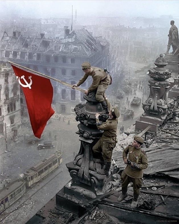 ライヒスタークの赤旗
ベルリンの国会議事堂にソ連国旗を掲げる赤軍の兵士 (1945.5.2)