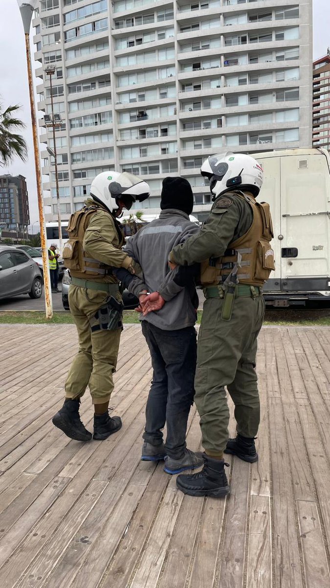 A raíz de los servicios preventivos desplegados en el sector costero de la ciudad, Carabineros de la 4ª Comisaria de #Cavancha, permitió la detención de un sujeto que mantenía 2 órdenes vigentes en su contra, siendo presentado ante el tribunal.
#OrdenyPatria