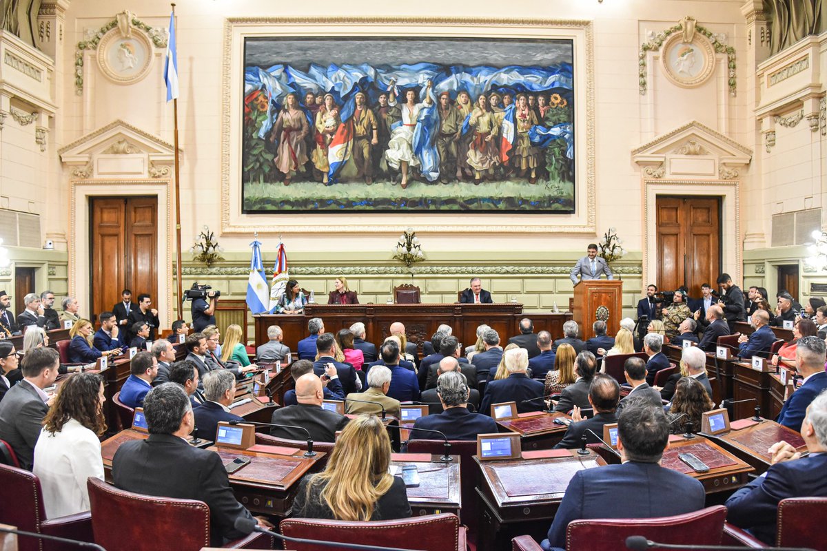 Los santafesinos somos gente de trabajo, nietos de laburantes que se pusieron al hombro el destino de nuestras tierras y las sacaron adelante. Hoy, en el Día de los Trabajadores dimos inicio a un nuevo año legislativo. Trabajando juntos, con mucho diálogo y honestidad, vamos a…