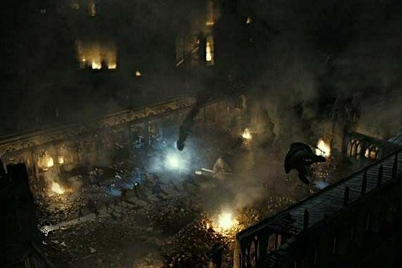 26 yıl önce bugün, büyücülük dünyasının ikinci büyük savaşı olan Hogwarts savaşı yaşandı ve Voldemort ikinci kez Harry potter’a yenildi... Asalarımız zaferimize ve kaybettiğimiz dostlarımız için kalksın.  🪄