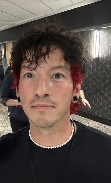 someone sent me this picture from the same night, but they haven't replied with the resource. so i cropped the fan out. you can definitely see the red in this one. tyler must have told him to dye it again. 😭