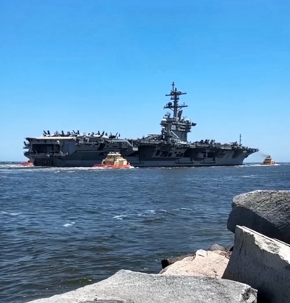 USS George Washington (CVN 73) Nimitz-class aircraft carrier leaving Mayport, Florida - May 1, 2024 #ussgeorgewashington #cvn73

SRC: FB- Naval Station Mayport