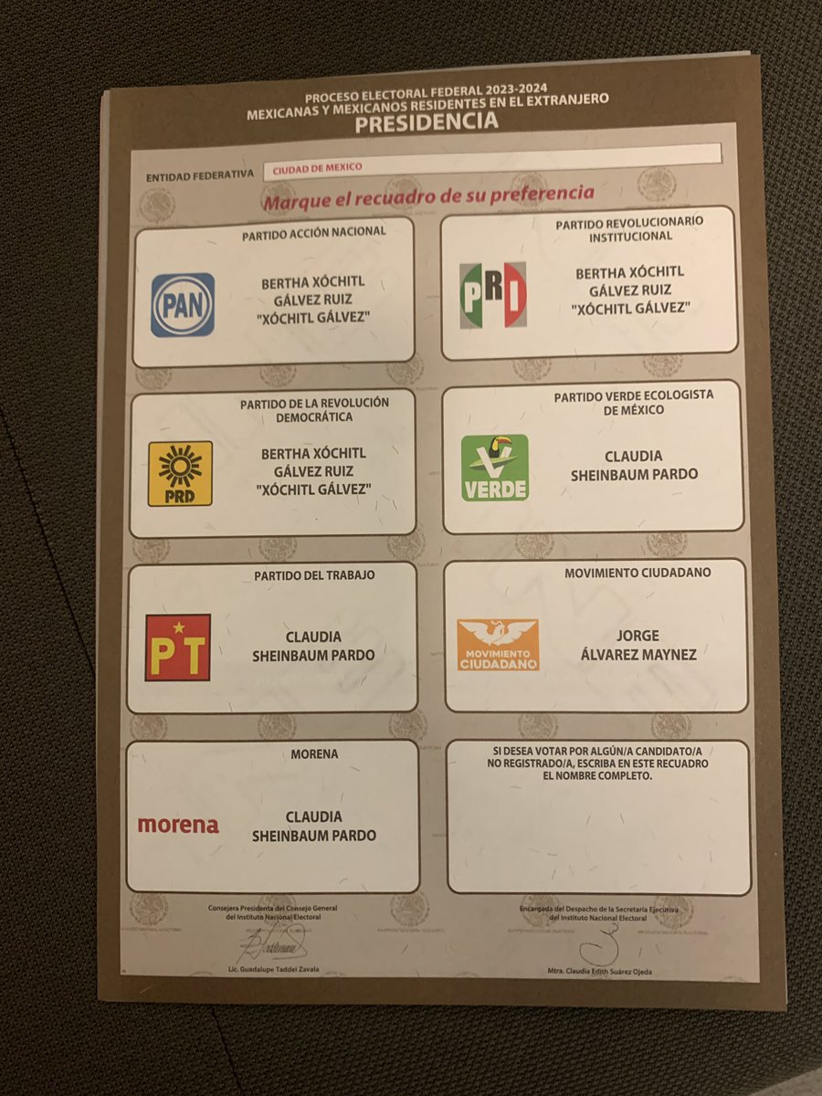 Miren lo que me llegó. Muy agradecido con el INE y con todos los que han luchado por la democracia en México. Es un verdadero privilegio el poder votar como mexicano en el extranjero.