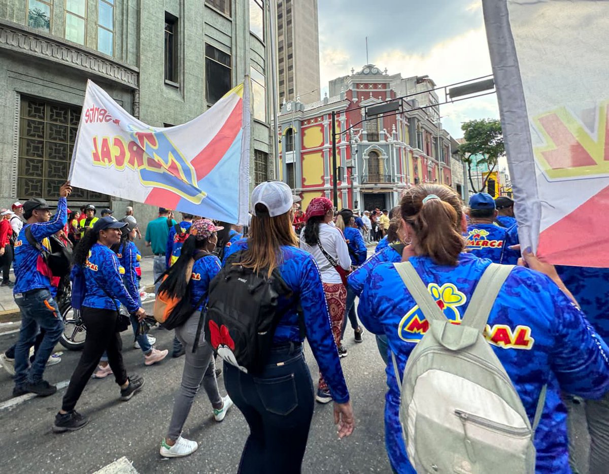 La Familia de @MercalOficial acompaña al pueblo venezolano este #1DeMayo en la Gran marcha para celebrar el Día del Trabajador. #MayoDeTransformación