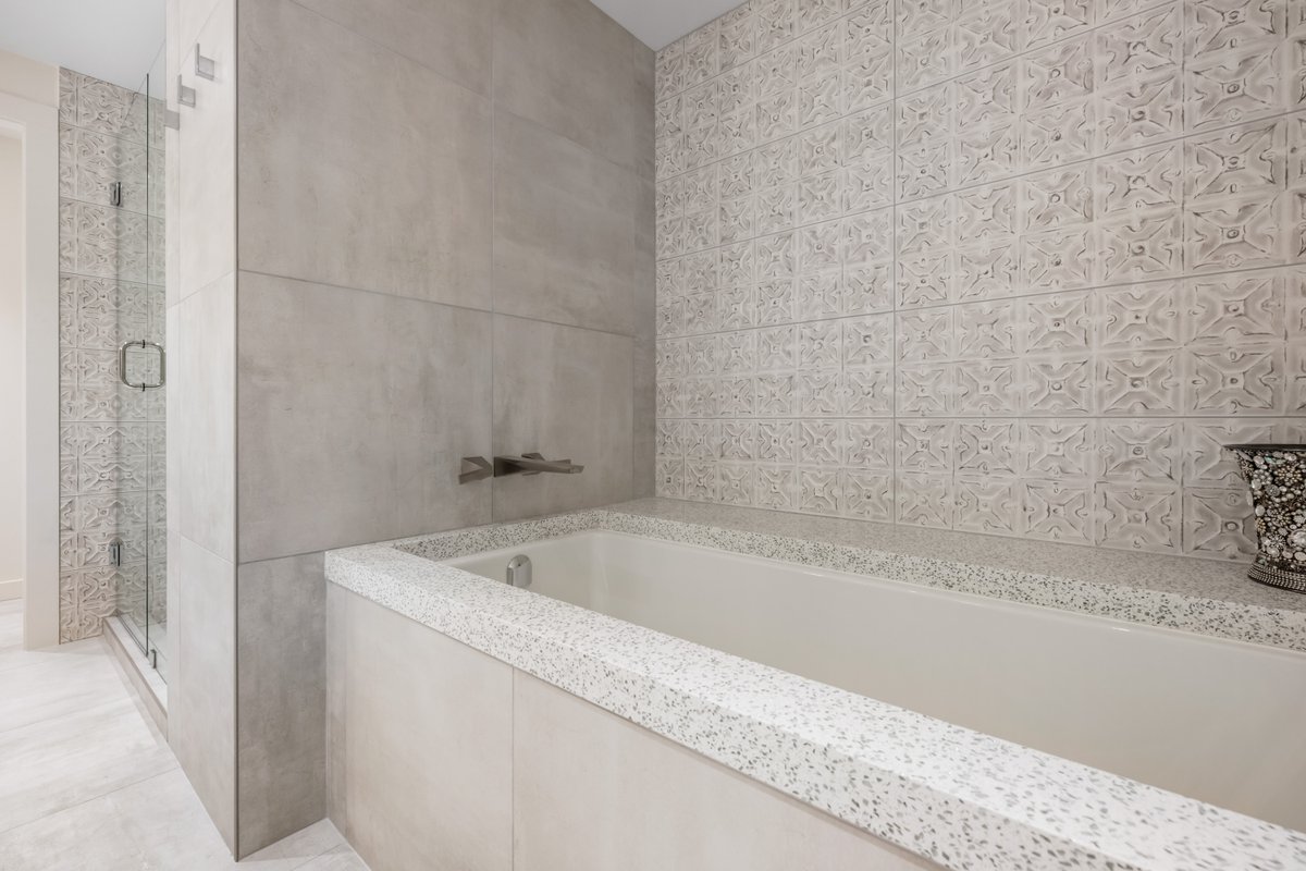 🛁Basically your own at home spa with this master bath ensuite! 👌🔥

#BathroomGoals #HomeSweetHome #RealEstatePhotography