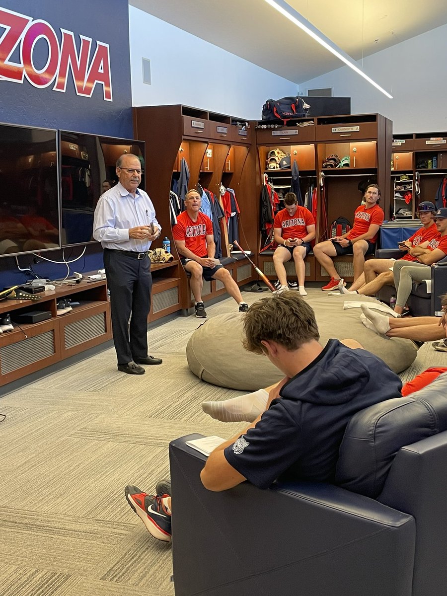 End of academic semester meeting brings out the heavy hitters. @CoachCandreaUA meets with @ArizonaBaseball to talk character, attitude and discipline. The foundation blocks of success. #controlthecontrolables #BearDown 🔴🔵⚾️