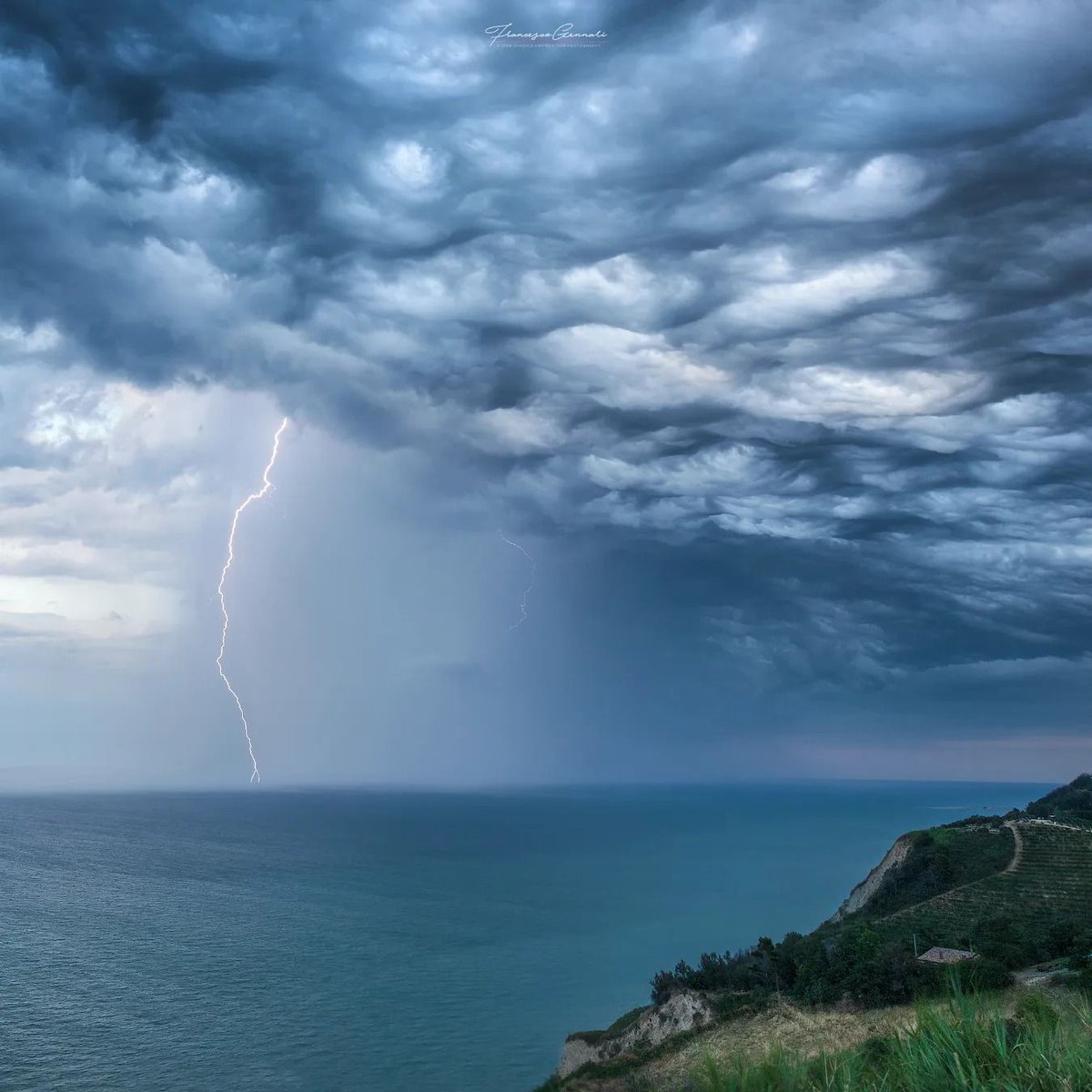 Undulatus asperatus #clouds and #lightning off the coast of Pesaro, Italy by Francesco Gennari. Taken in July 2022 ⚡ More #storm photos from Francesco: bit.ly/francescogenna…