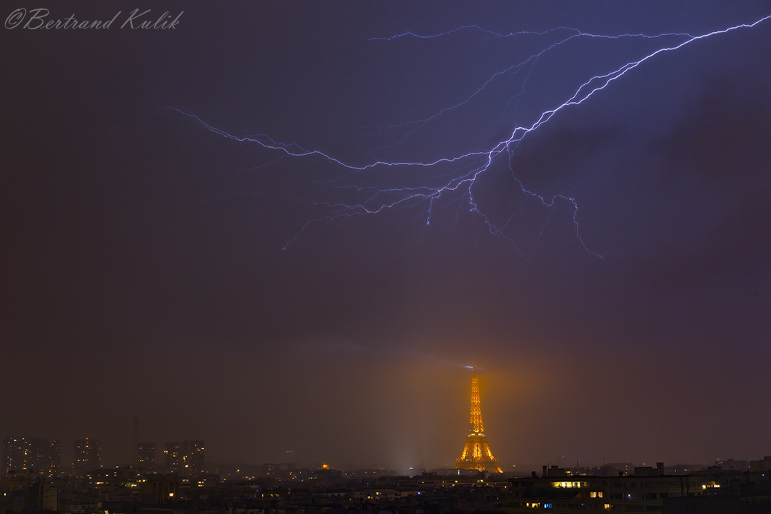 Belle nuit orageuse sur Paris avec quelques beaux impacts de foudre sur la tour Eiffel;) Cette fois j'ai même filmé(A suivre) #keraunos #MeteoFrance @Meteovilles #toureiffel #storm #love #meteoconsult #weatherchannel #lejournaldelameteo