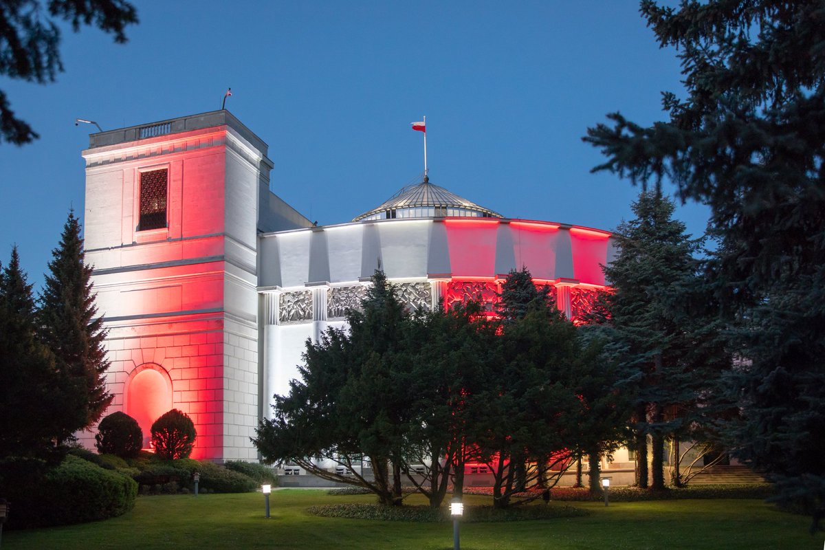 📸To mark the Polish National Flag Day celebrated on May 2️⃣, the #Sejm building is lit up with Poland’s national colours. 🇵🇱

🤍❤️We are all united under the white and red flag!

🇵🇱 #PolishFlagDay #PolishFlag