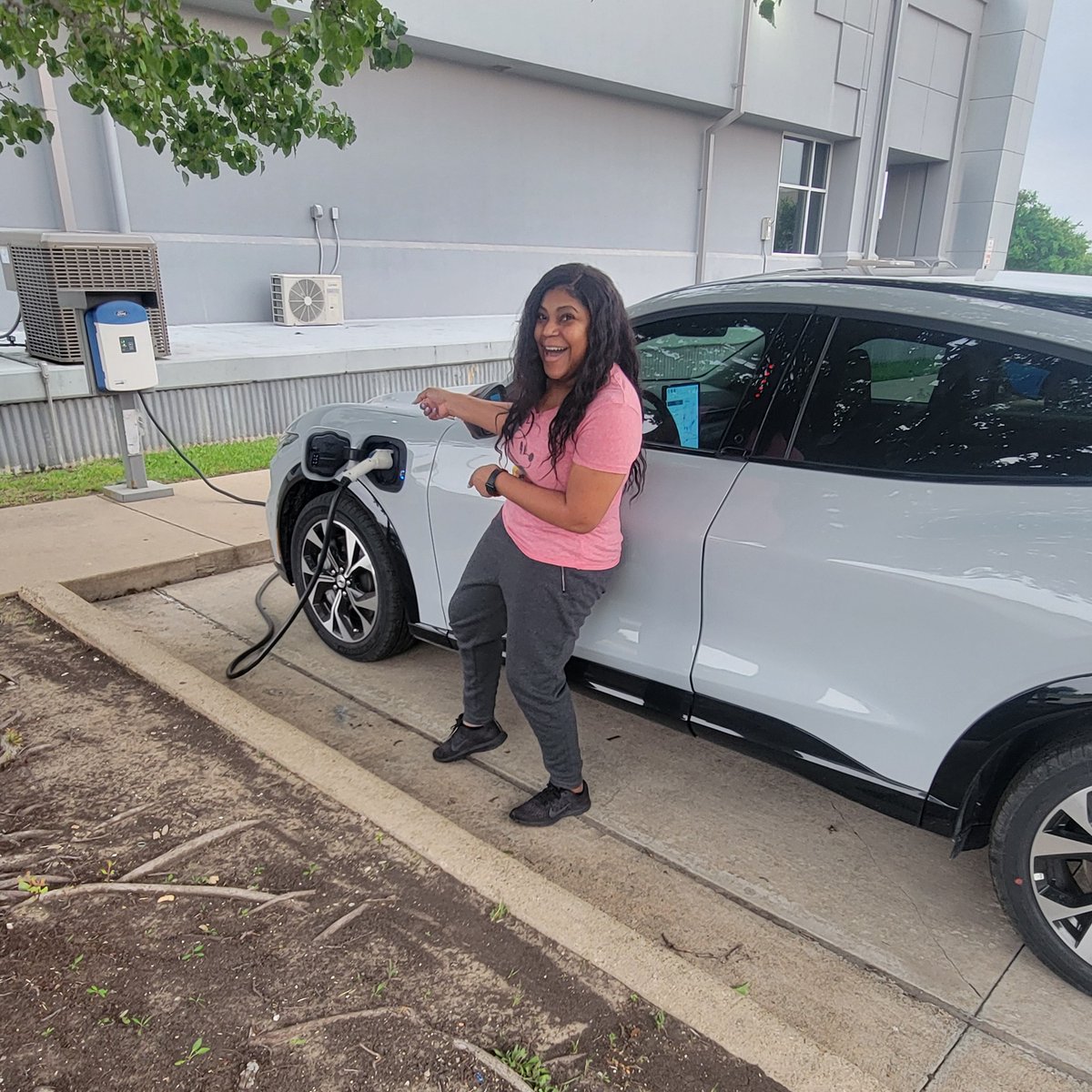 🤩 WOW! Congratulations, Emell, on your brand-new electric Mach-E from Jerime. 💙 #Mustang #BuiltFordTough #EV