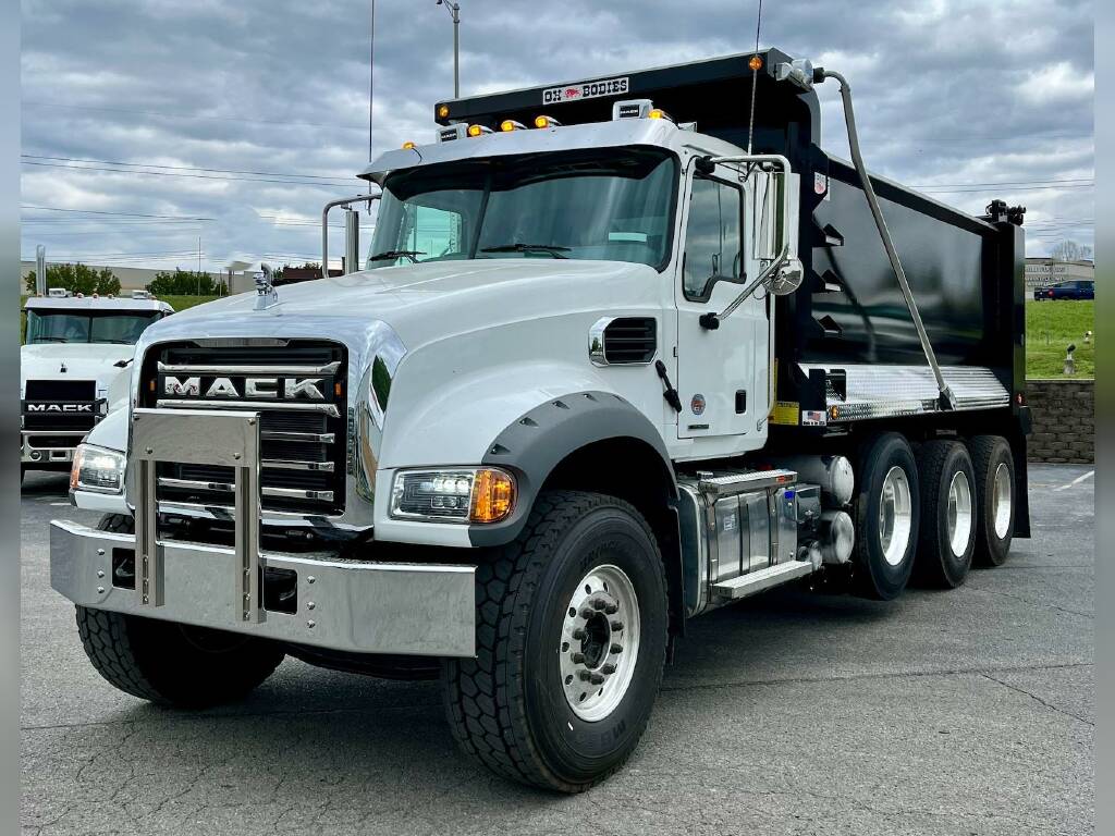 💪 Get ready to do some serious work with this 2025 MACK GR64F M359 Dump Truck! 🚧
✅ 425 HP
✅ 20,000 Front Axle
✅ MP 8 Engine
✅ Allison Transmission
✨ Make it yours today 👉 brnw.ch/21wJnuq

#CommercialTruckTrader #WorkTrucks #DumpTrucks #TrucksForSale