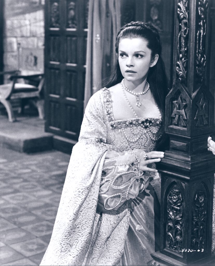 It was an uneasy night for #AnneBoleyn, in her opulent rooms at Greenwich Palace.

At the May Day jousts #OTD in 1536, #HenryVIII had suddenly stood up & ridden off to Whitehall. 

Mark Smeaton & Sir Henry Norris had already been arrested. 

It was her last night of freedom.