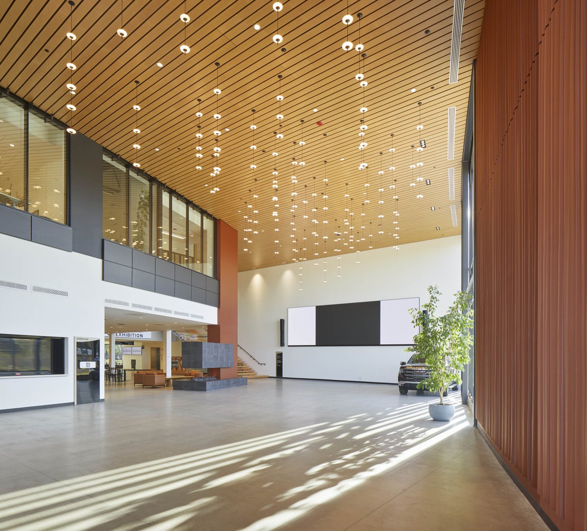 The Real Estate Centre Lobby is a show stopper! Welcome your guests to this one-of-a-kind shared-space featuring floor-to-ceiling windows, break-out seating, a cozy fireplace, the grand staircase, and more! 🙌 Learn more ▶️ agrifoodhub.ca/spaces