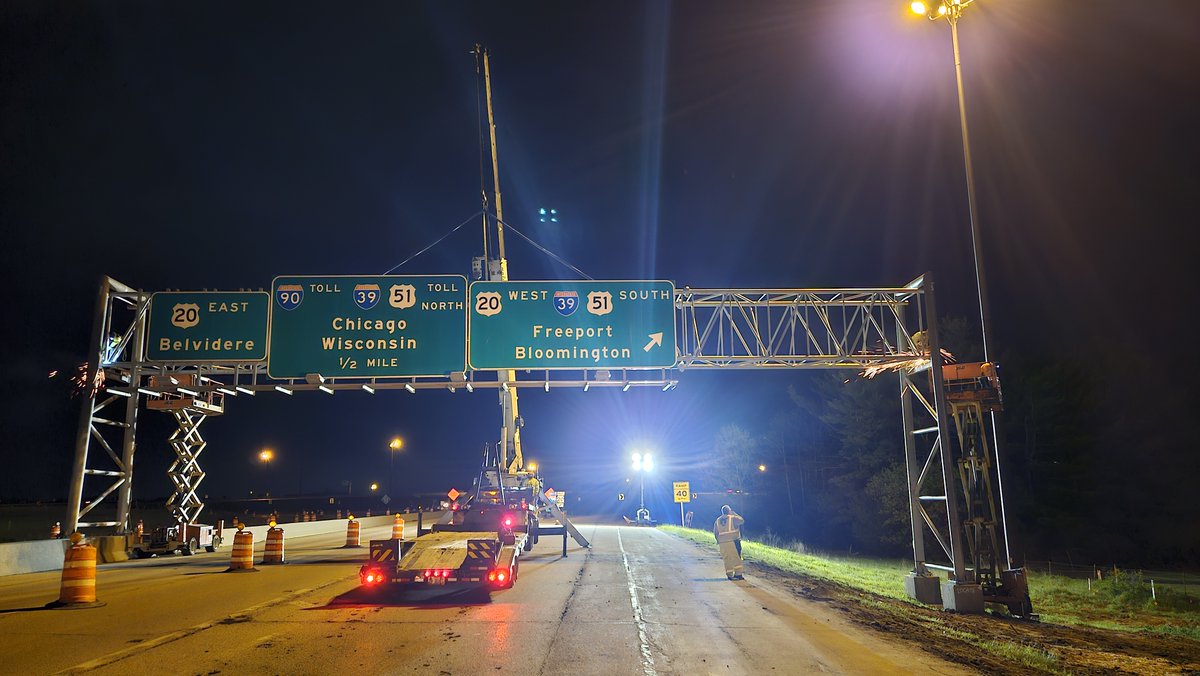 How do you remove a large overhead sign? Very carefully! Crews removed the last of two signs along Harrison Avenue and U.S. 20 in Cherry Valley, part of the $44.2M conversion of I-39 into a diverging diamond interchange. The project is one of several for the @RebuildI39 corridor.