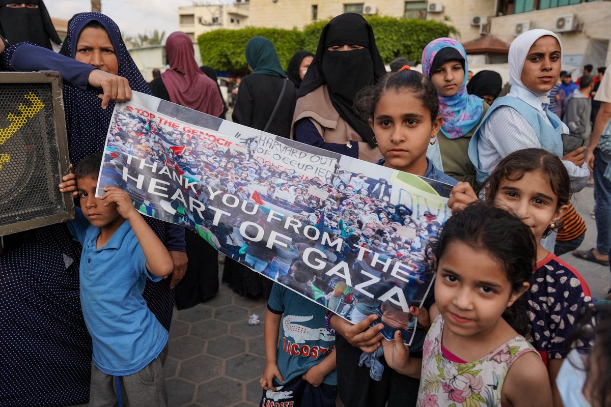 Palestinians in Gaza’s city of Deir al-Balah in the central Gaza Strip gathered on Wednesday to show support for the ongoing pro-Palestine student protests at universities worldwide middleeasteye.net/live/israels-w…