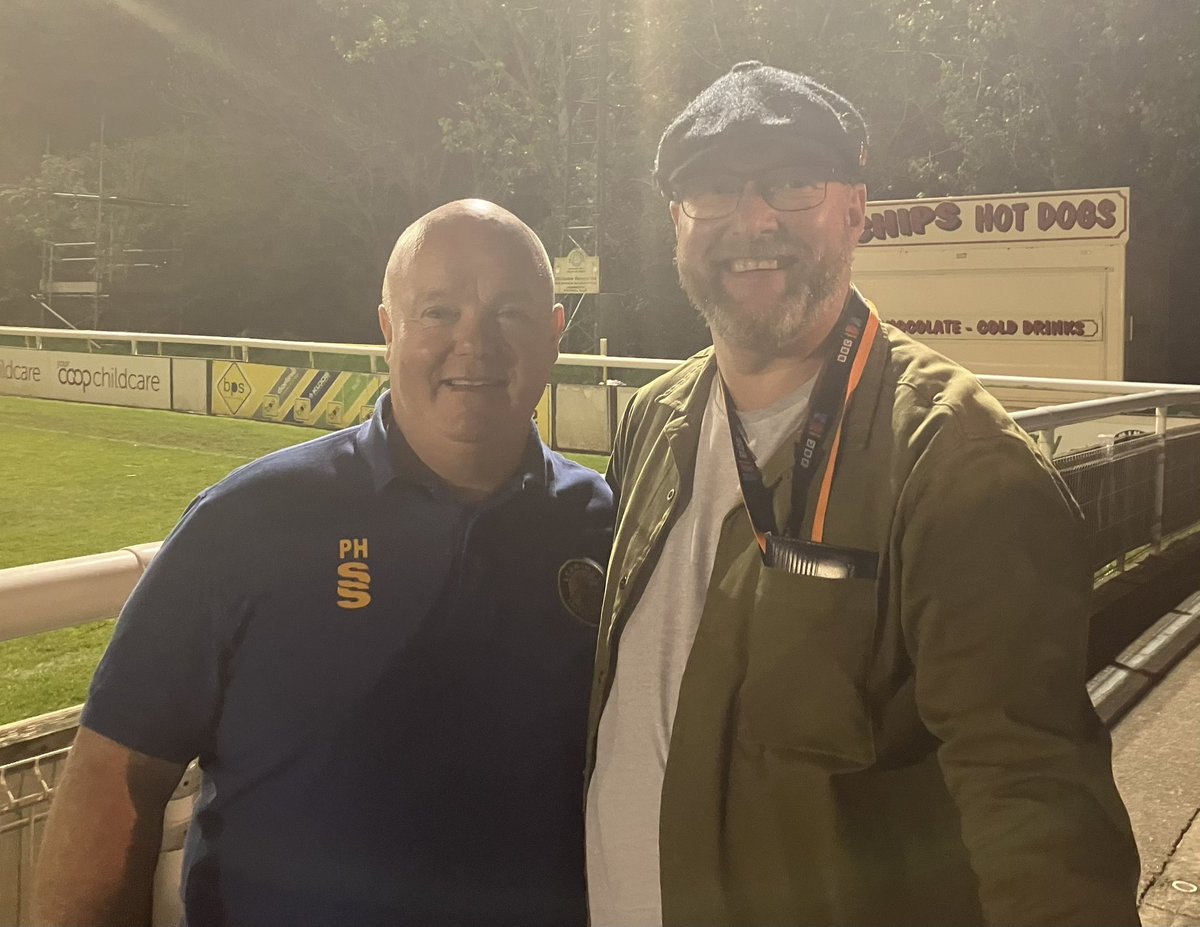 Fantastic to meet @Hollers07 tonight; all the best to everyone @LeamingtonFC in Monday’s final! Hear reaction from @J3dw4rds too on @BBCCWR @flupton in the morning. #UpTheBrakes 💛🖤