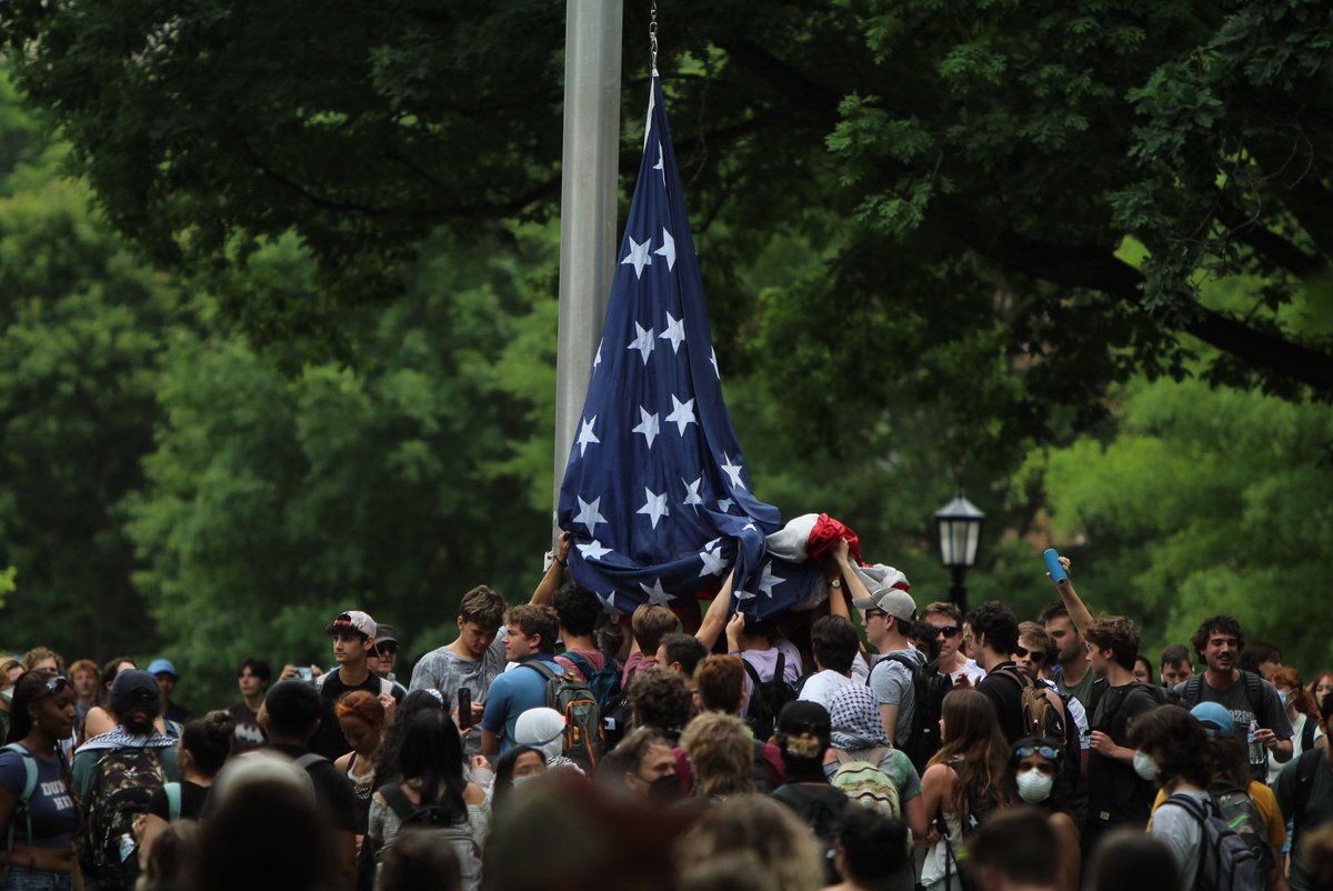 (Thread) Yesterday, my fraternity brother @estradguillermo and I were photographed holding up the American flag in the Quad of UNC-Chapel Hill during the protests. Since then, these images have spread, receiving media coverage nationwide.