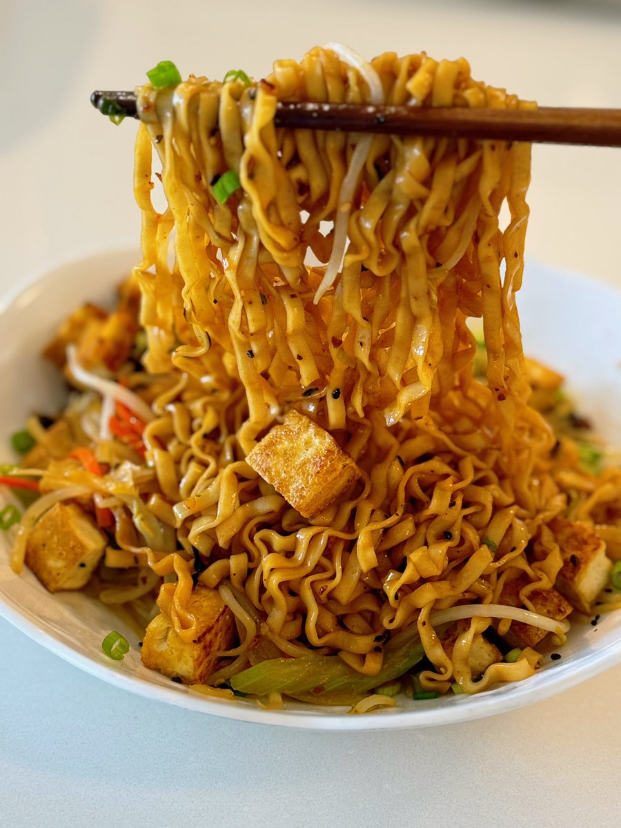 Today’s lunch: Spicy noodles with crispy tofu over chop suey (sautéed beansprouts) ❤️‍🔥 More details in the reply 👇 #veganfood #noodles