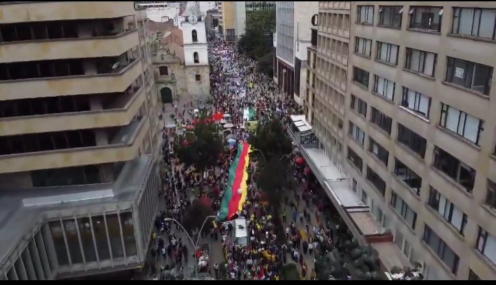 Ríos de gente #LeMarchoAlCambio, se lucio Colombia, se lucio. Lloralo uriburro.