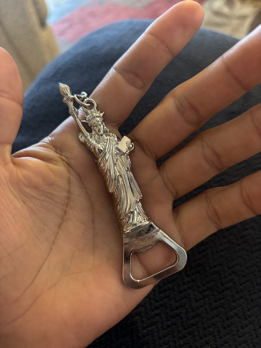 danni_502's tweet photo. @Leslygutie1 La quiero mucho! Le compré esto para que no se complique abriendo las cheves🤌🏻🥰 https://t.co/jVmKMlNSI4