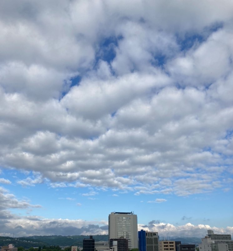 ⛅️おはようございます07:00 の空です😊雨が止んで雲がふわふわしています☁️🤍🩵 #空 #雲