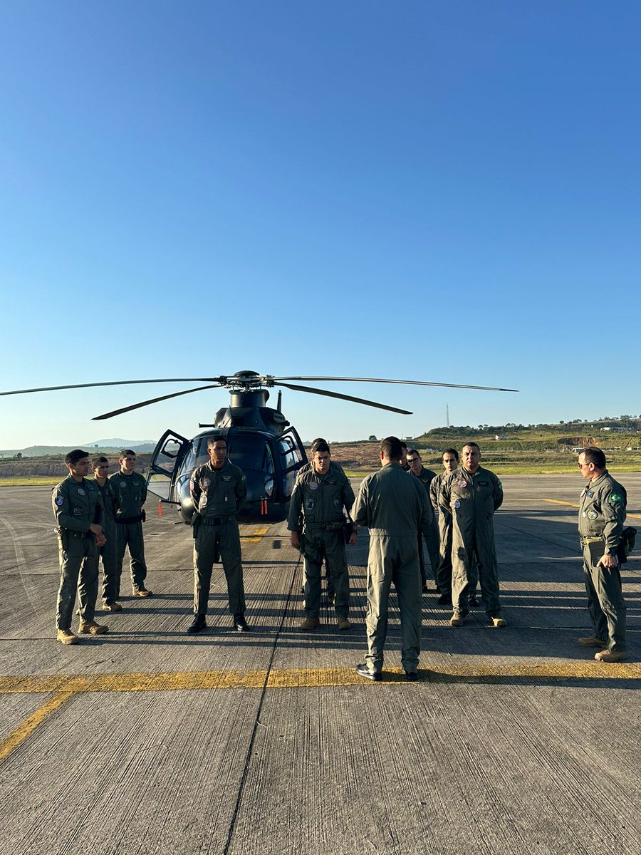 ✅Dois helicópteros do 2 º Batalhão de Aviação do Exército decolaram na manhã de hoje, com destino a Porto Alegre. 🎯16 militares da Aviação do Exército vão atuar na busca, localização e resgate de pessoas ilhadas, desaparecidos e de vítimas das fortes chuvas no RS.