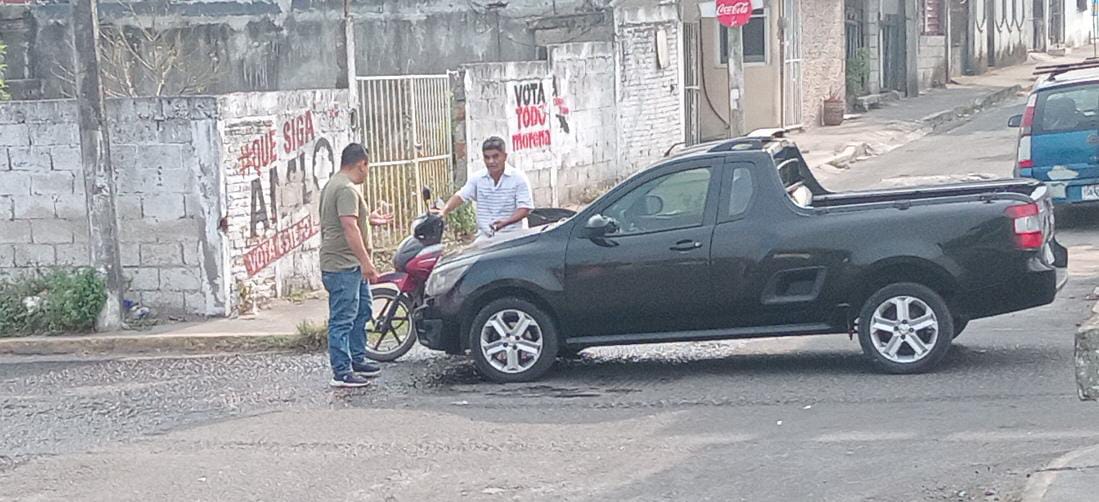 #ChismitoJarocho 📷 3:59 pm #ReporteVial Accidente en la Reserva 2 entre calle Copite y 10 de Febrero. @AyuntamientoVer @PatyYunes #VeracruzCiudadYPuerto #PaTiPalPuerto #VeracruzPuerto #Jarochos #Veracruz2024 @vialver