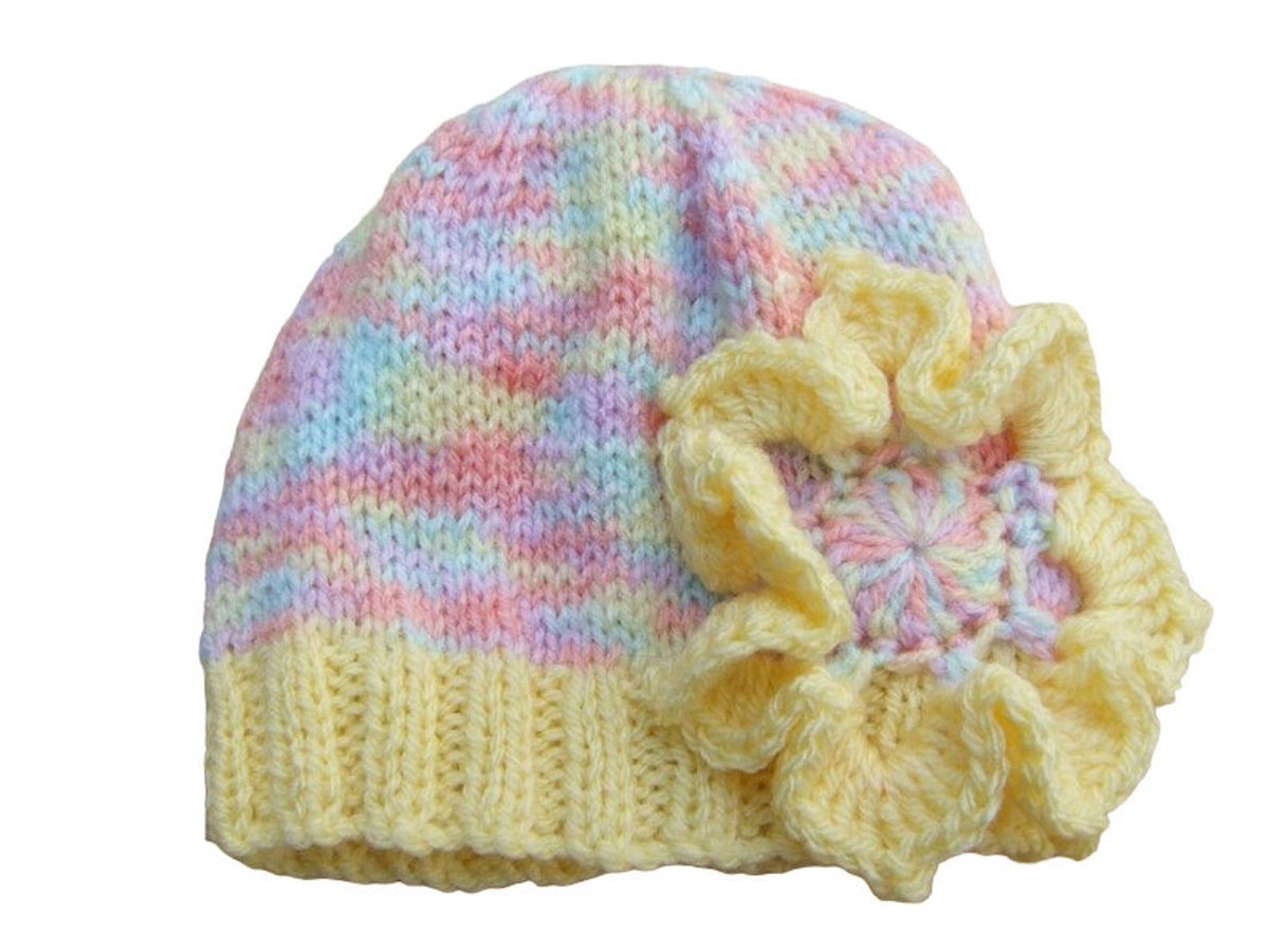 Looking for the perfect accessory for your little one? This yellow, pastel hand-knitted baby beanie with a flower applique is just what you need! For 0-3 months, it's the perfect gift! Shop now on #Etsy. #babyknitwear knittingtopia.etsy.com/listing/170649… #knittingtopia #craftbizparty #MHHSBD