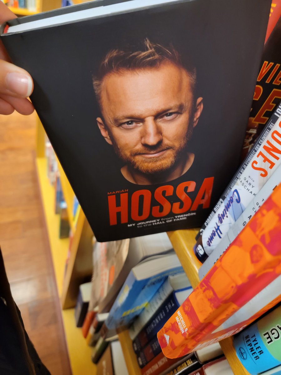 'Marián Hossa' was seen @barbarasbooks! Pick up your copy to read more about the three-time Stanley Cup winner featuring photos from Hossa's personal collection.
buff.ly/3JGVuCQ

#InTheWildWednesday #NHL #ChicagoBlackhawks #Hockey #Sports #autobiography #WinterSports