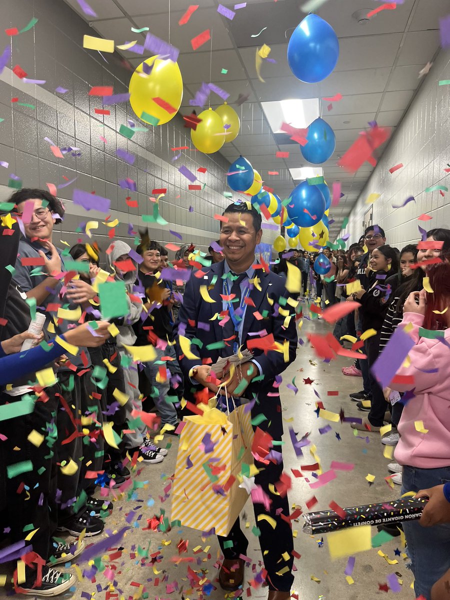 emet_crz's tweet image. This was my highlight of the day!!! @ChannelviewHS students and staff are the best!!! I’m truly blessed to work with this amazing group of educators and the best students in the nation! Feeling excited and happy!