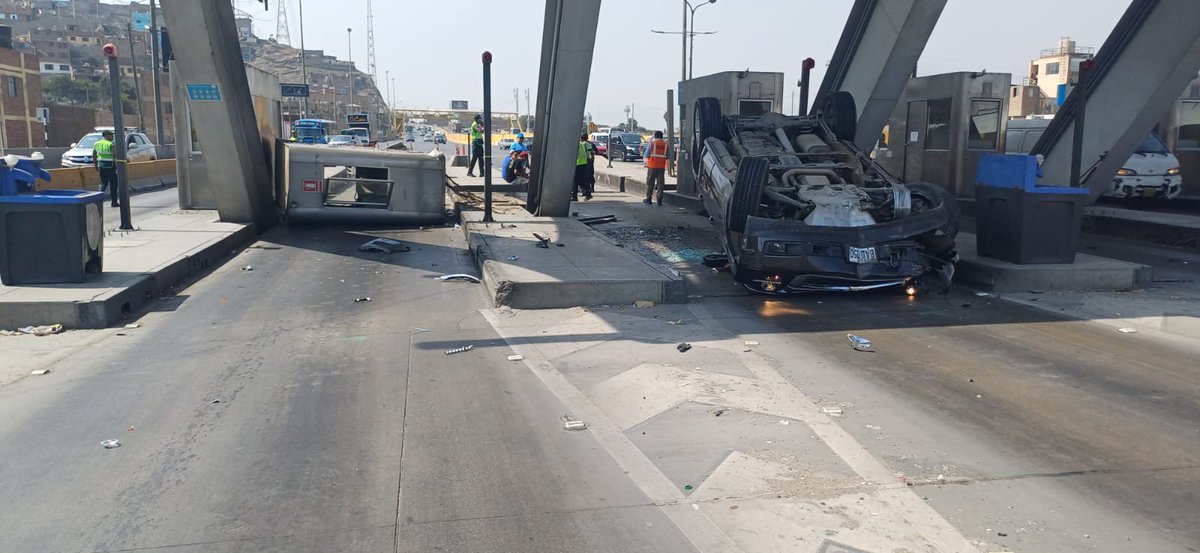 El accidente causó severos daños a la infraestructura del peaje. Luego de ocurrido el accidente, una ambulancia llevaba al alcalde al hospital. Pero a unos metros de llegar es q aparecen los serenos, cual delincuentes, y atacan al policía. La ambulancia luego fuga con el alcalde.