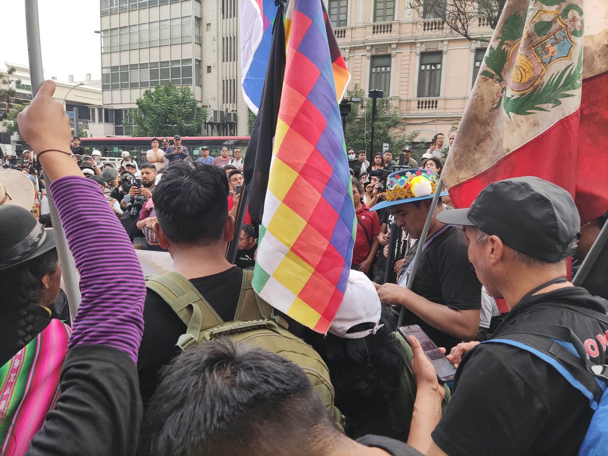 Sigue la movilización de los deudos y víctimas de la represión letal del régimen de Boluarte-Otárola afuera de @FiscaliaPeru, vienen de Juliaca, Andahuaylas, Carabaya. 'Pedimos justicia, pedimos que caiga toda la cadena de mando de Dina Boluarte y sus ministros y policías'