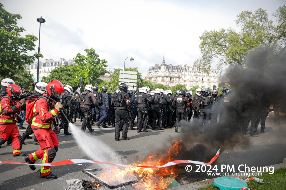 Am 1. Mai sind in #Paris über 50.000 Menschen auf die Straße gegangen, um u.a. gegen soziale Ungerechtigkeit und steigende Lebenserhaltungskosten zu demonstrieren. Dabei kam es zu Ausschreitungen. Viel mehr Bilder: flickr.com/photos/pm_cheu… #1ermai2024 #1mai #1ermaiparis
