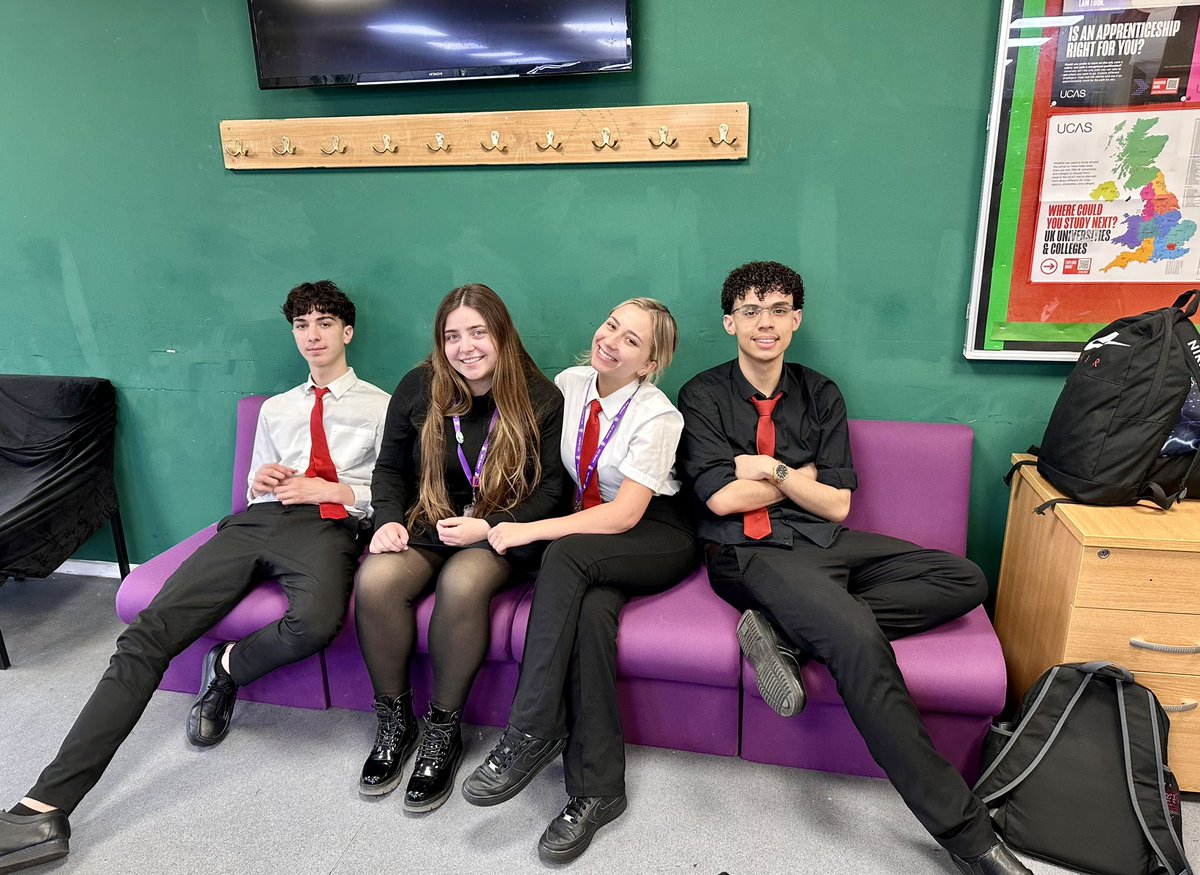 We really appreciate the furniture donated to us by @StDomsSFC Our own 6th Form Students are enjoying the jewelled green & purple colours in their common room. #sixthform @DOW_Ed_Service @CathEdService @SchsofSanctuary @UNICEF_uk