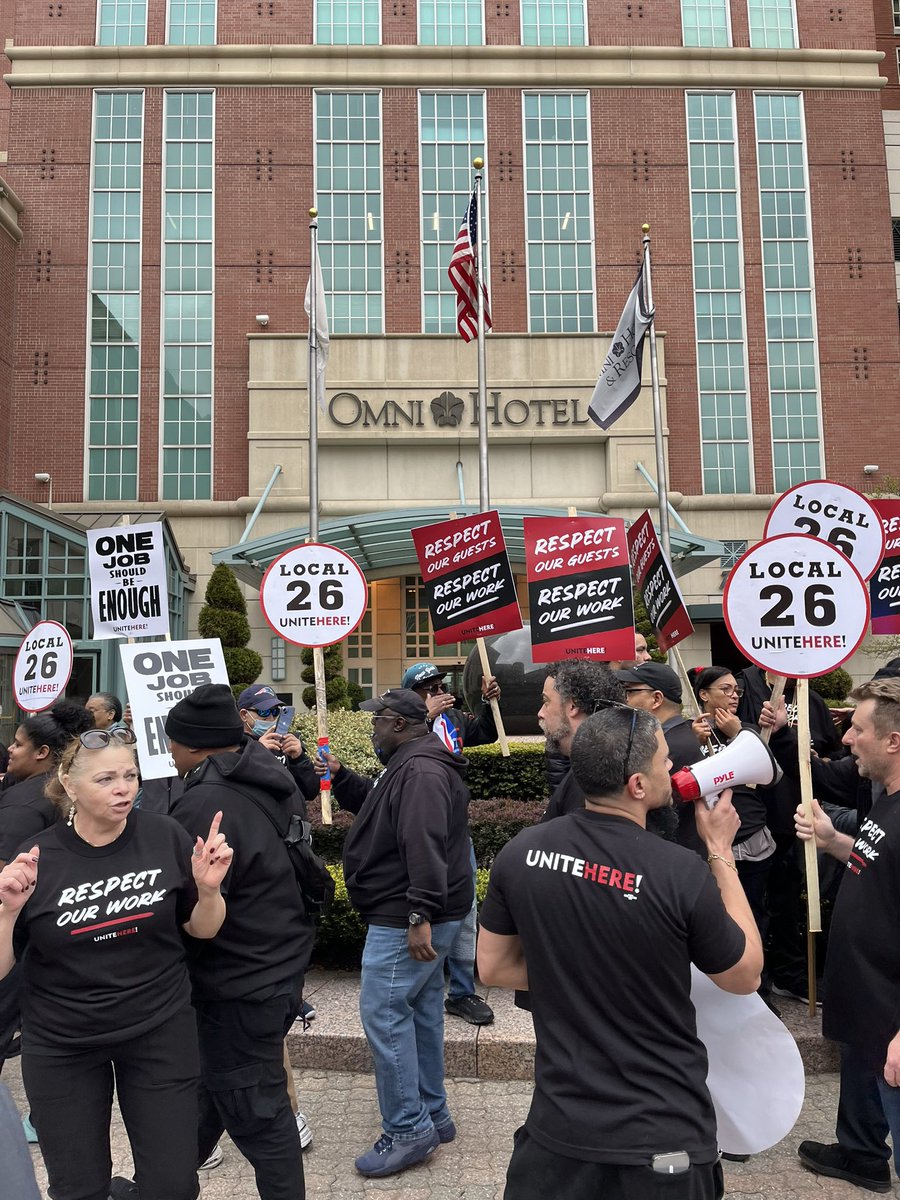 UFCWLocal328's tweet image. It’s International Workers’ Day! This #MayDay, we joined members of @UNITEHERE26 employed at Omni Providence Hotel, standing up for a fair contract! Workers are united in their goals to raise standards for workers and guests, reverse cuts, and secure a better future