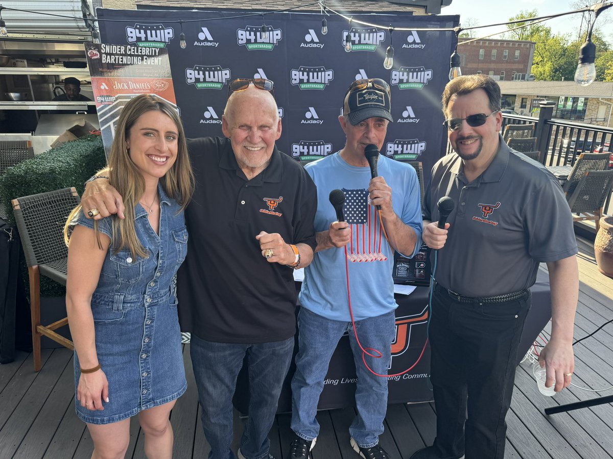 Al has two microphones? Ashlyn Sullivan, Bernie Parent, Al Morganti and Jim Jackson getting ready to raise some money for Ed Snider Youth Hockey & Education 🏒 #SouthPhillySauce