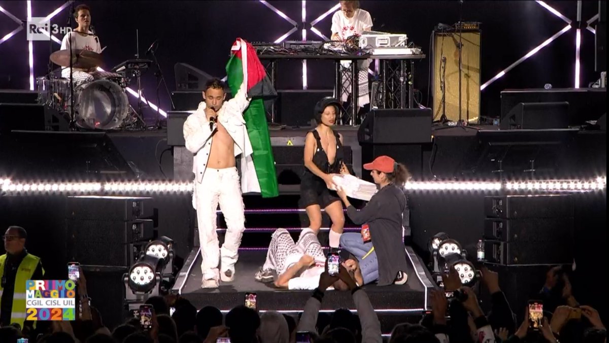 Cosmo che porta in scena sul palco del primo maggio il ragazzo che arriva sventolando la bandiera palestinese e il poliziotto che lo prende col manganello ha vinto tutto❤️🇵🇸 
#1M2024