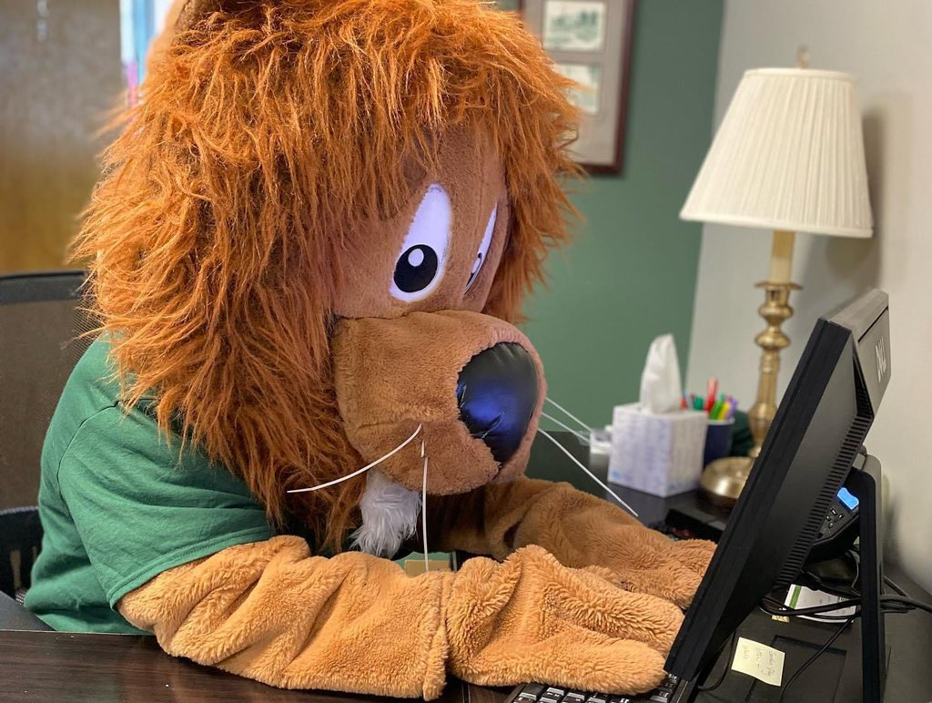 Leo wishes everyone luck on finals this week! #bealion 🦁