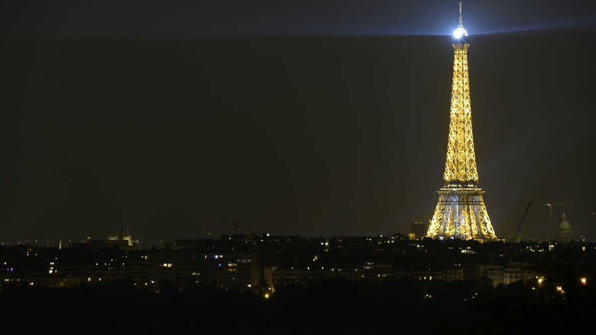 Orages: les images impressionnantes de la Tour Eiffel frappée par la foudre l.bfmtv.com/2eDw