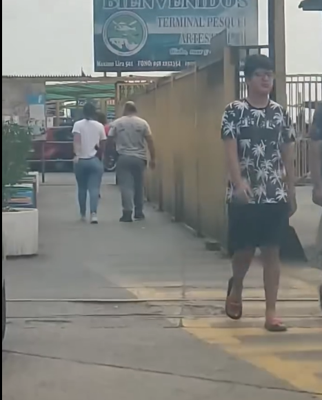 En el norte, Puerto Arica, mujer extranjera portando arma de fuego observen la cintura ...el Shile de hoy ... en qué país nos hemos convertido??