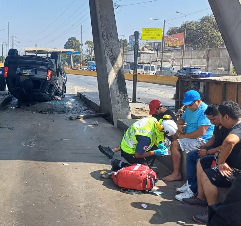 Rennán Espinoza evitaba pasar el dosaje etílico porque había tomado más de la cuenta. En esta foto se ve cómo quedó el auto y cómo el alcalde recibe los primeros auxilios (es el de polo celeste). Tranquilamente pudo matar a alguien. Ese es el ejemplo que le da su distrito.