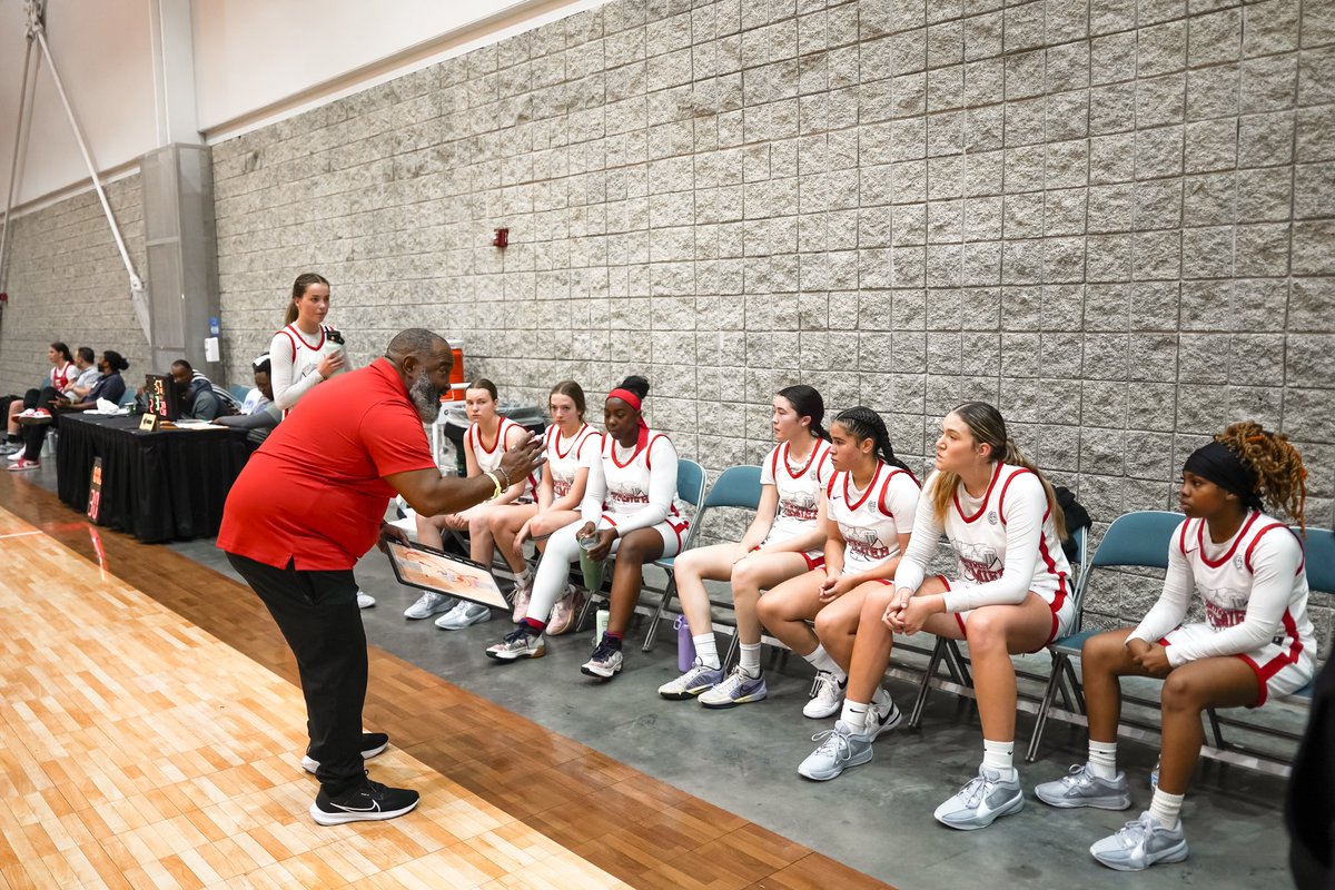 MY SQUAD AND THE GREAT COACH BURNS! @swpremieryouth @CoachT_Miller @eDalipe @HamiltonHoops @gbb_club @tulsa_phoenix