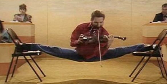 #Stonegasmoviechallenge2024 @Stonegasman May 2: Movie character plays the violin Robocop 2 (1990)